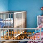 A hálószoba díszítése kék színű gyermekágyban