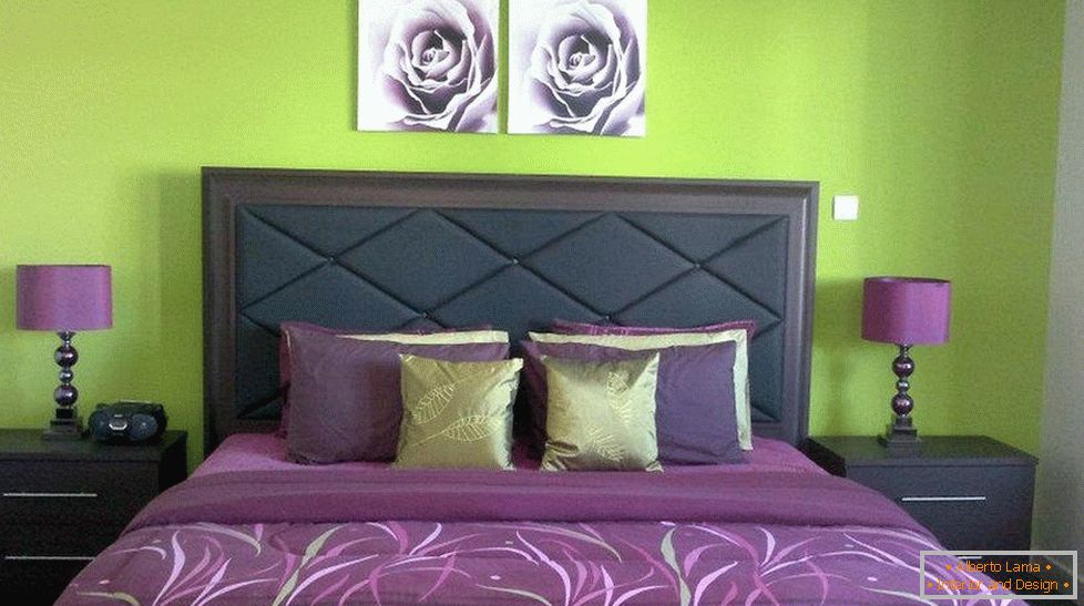 Világos zöld falak és lila textilek a hálószobában
