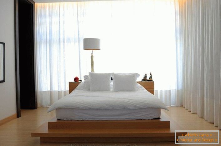 Az ágy hasonlít egy nagy puha, tollas ágyra, amely egy magas fafadon található. A lágy, áttetsző, repülő szövetből készült függönyök romantikusak és pihentetőek a szobában. 