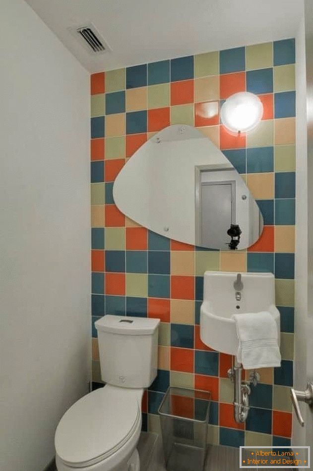 Kis WC világos csempével és festett falakkal
