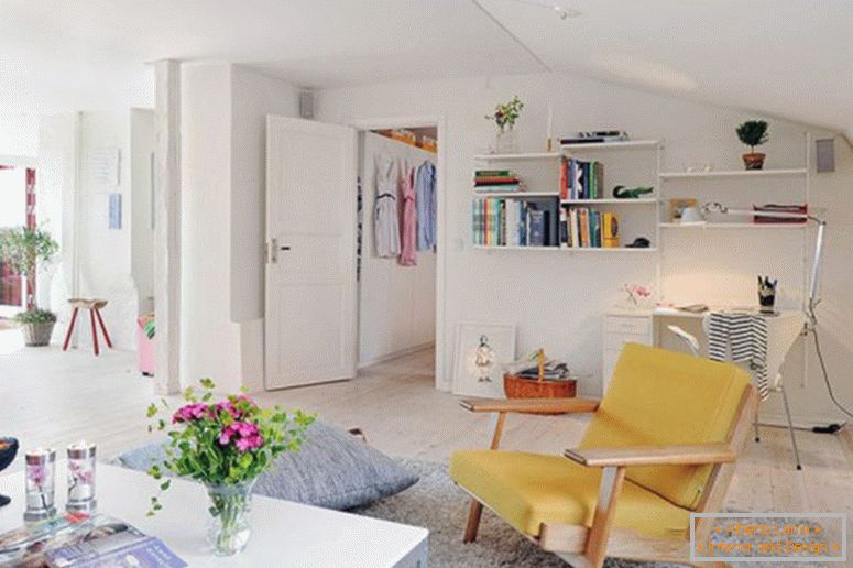 félelmetes-belsőépítészeti-small-lakások-in-modern rendszer-with-fehér árnyalatot-smart-dekoráció-és könyvespolcok-fehér-falak-tér-is-virág-on-váza-és kávé asztal