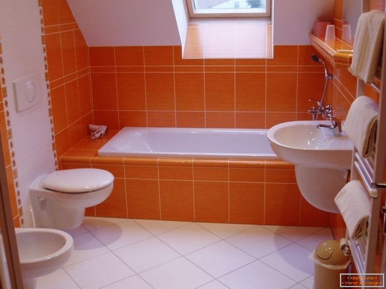 Narancssárga fürdőszoba egy kis ablakkal
