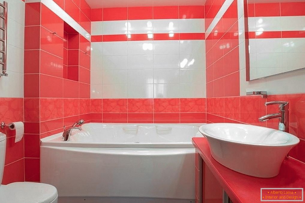 Fehér és piros csempe a fürdőszobában