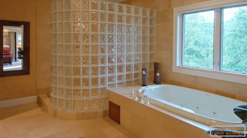 Ablak a fürdő felett