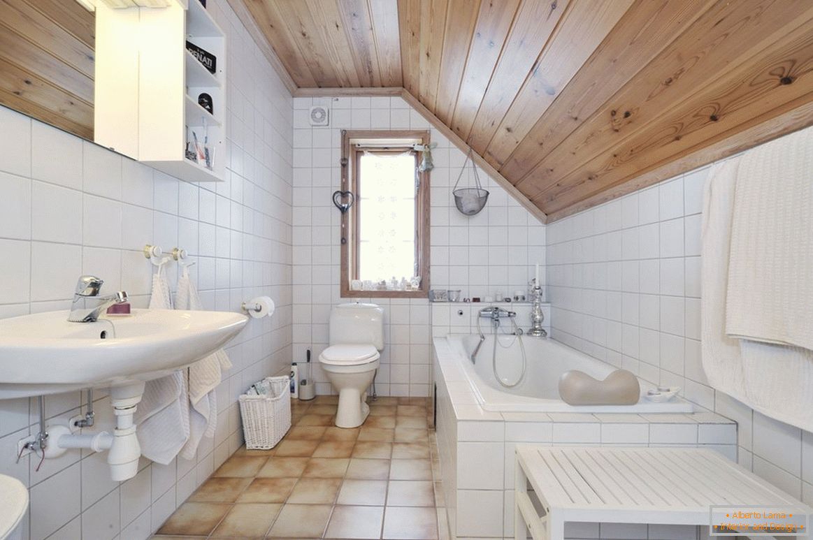 Fürdőszoba a padláson egy magánházban