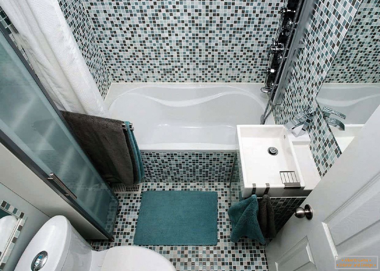 Fürdőszoba egy mozaikos díszházban