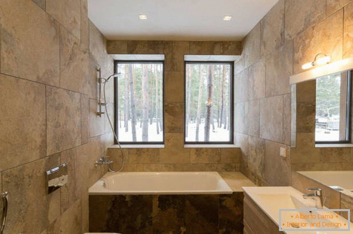 A minimalista stílusban kialakított fürdőszobai megoldás szokatlan megoldás a kerámia burkolólapok kikészítésére, a természetes kő textúrájának utánzására.