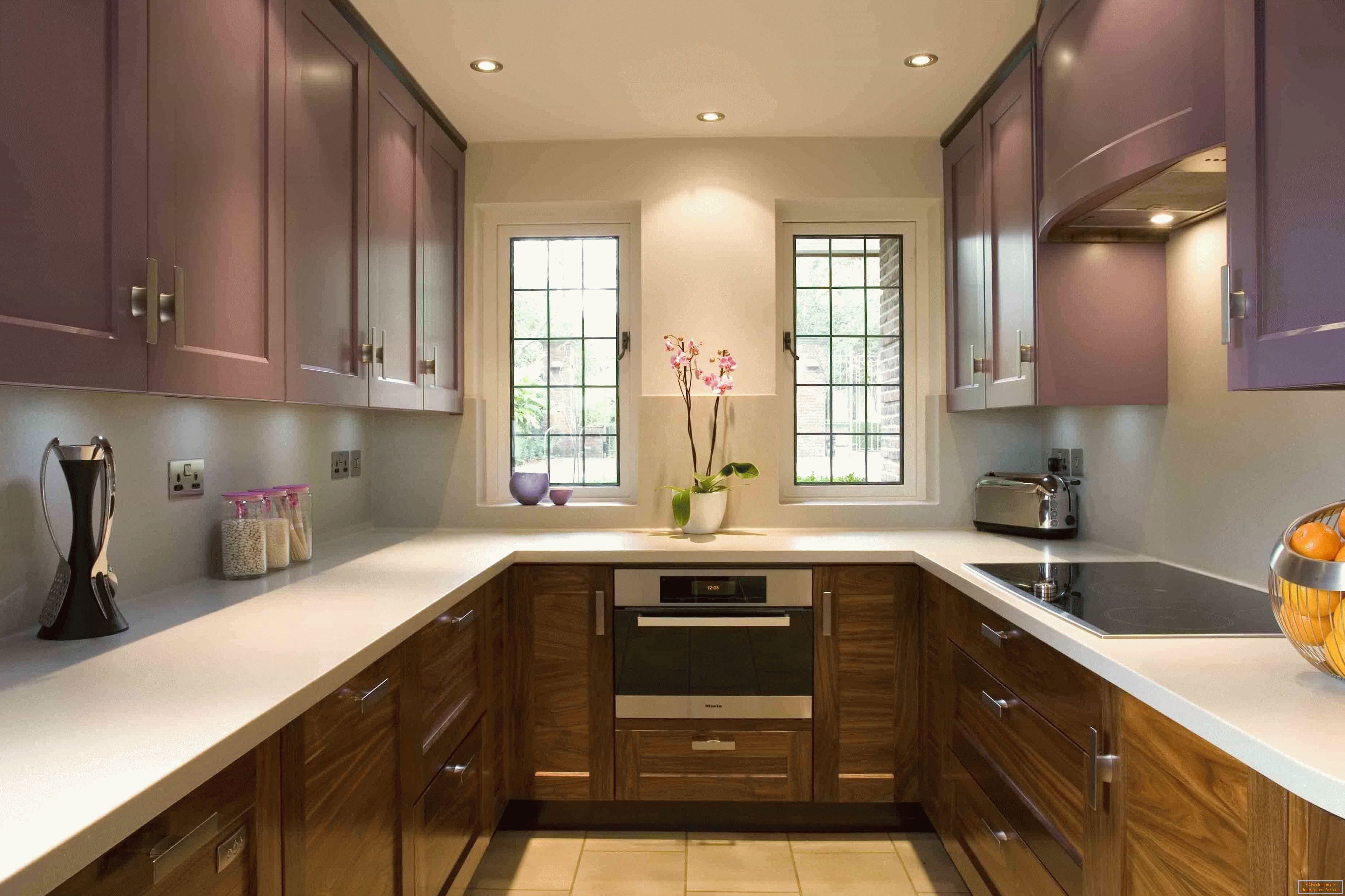 U alakú konyha lila színben kombinálva