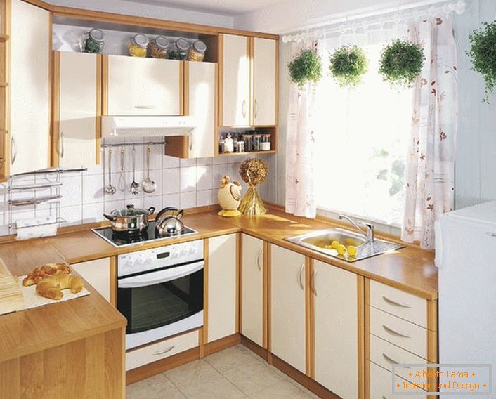 Modest konyha a 12 teret a lakótér. A munkaterület alatti helytakarékosság érdekében ablakpárkányt használnak.