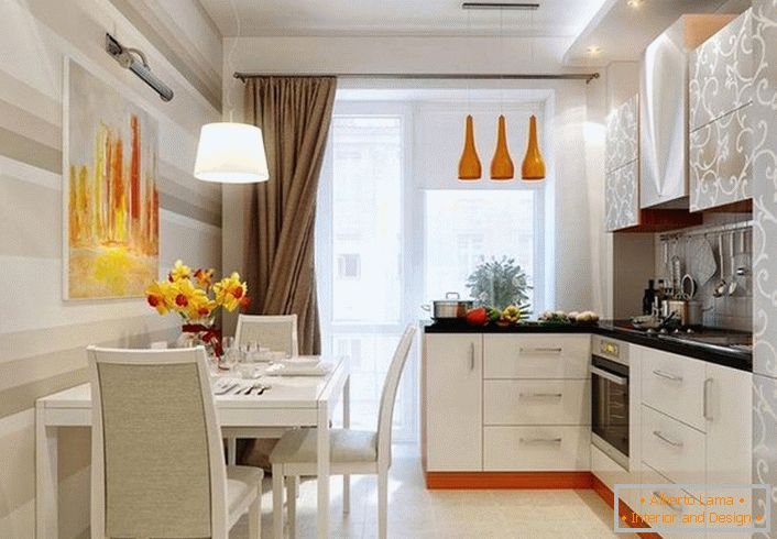 Stílusos kialakítás konyhafelülethez 12 négyzetméter. A narancssárga ékezetek melegebbé teszik a szobát.
