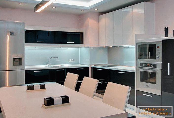 Fehér-fekete konyha beépített készülékekkel - a helyes tervezési projekt egy kis helyiségben.