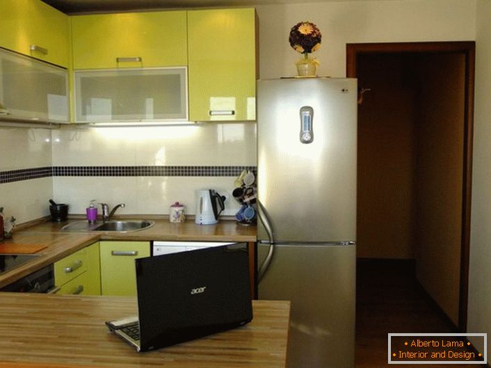 Stílusos konyha 12 négyzetméteres pályázati olíva színű. A konyhahelyiség praktikus és funkcionális módon van kialakítva.