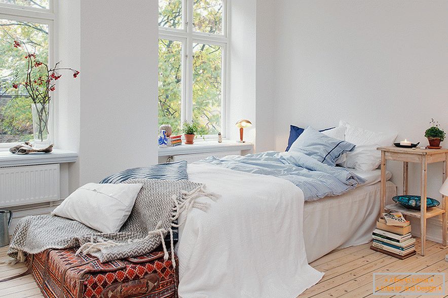 Egy ágy egy egyszobás apartmanban Göteborgban