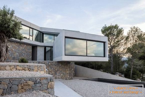 Ház építése a csúcstechnológia, a beton és a kő stílusában