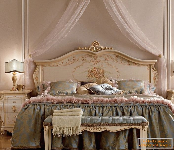 Az ágy feletti világos erkély teszi kellemessé és romantikusvá a hangulatot a szobában.