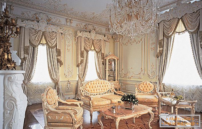 Nagy ablakok a nappaliban barokk stílusban.