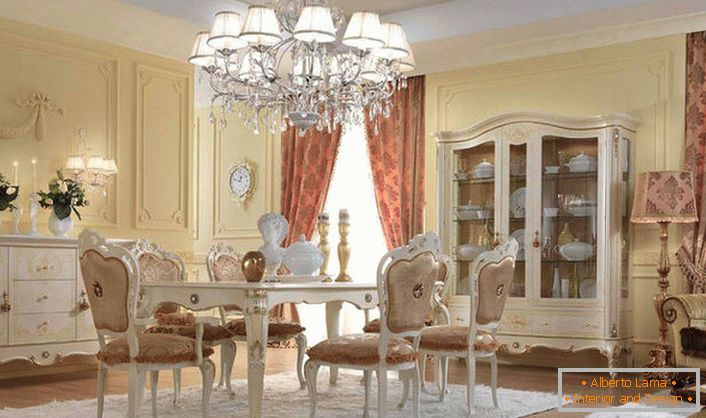 Az elegáns nappali belseje barokk stílusú.