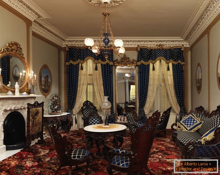 A kárpitos bútorok és függönyök egy sötétkék ketrecben készülnek. A barokk stílus legjobb hagyományaiban a belső elemek arany elemekkel vannak díszítve.