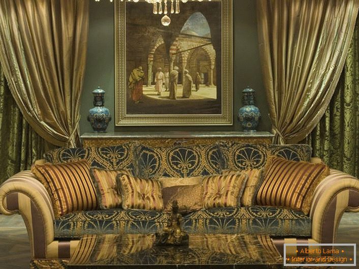 A stílusos masszív kanapé, puha kárpitozású, különböző méretű párnákkal díszített, a barokk stílusával összhangban.