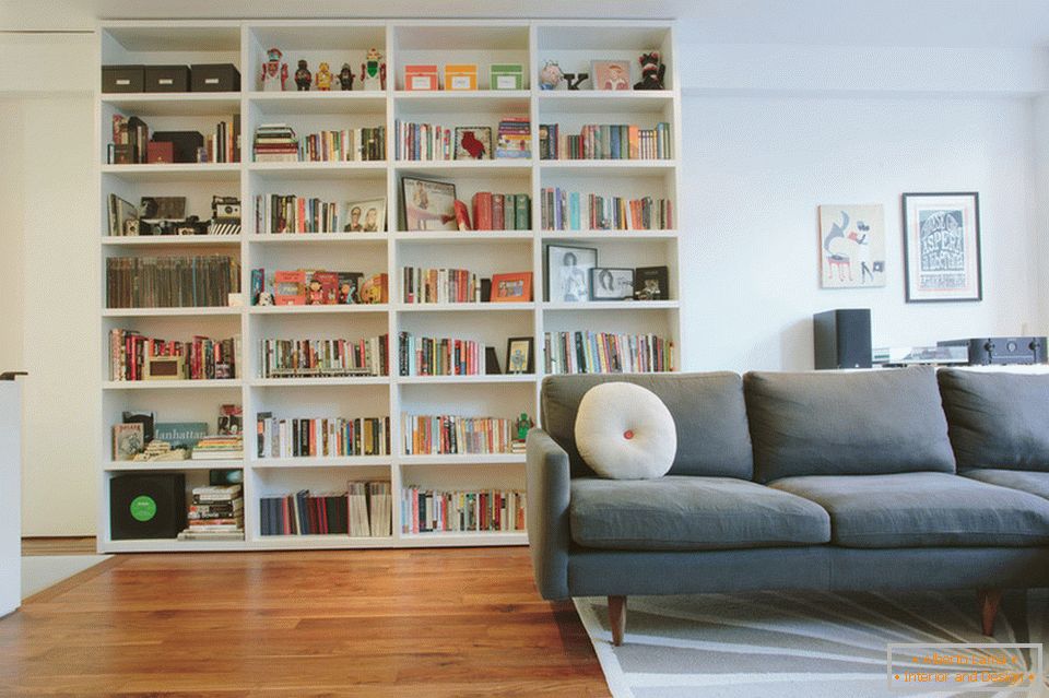 Könyvespolc a manhattani stílusos duplex lakószobájában