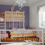 Gyermekszoba egy fából készült kétszintes ággyal