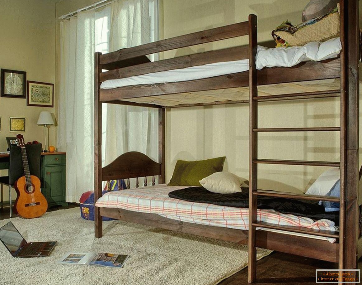 A szoba egy tinédzser egy fából készült emeletes ágy