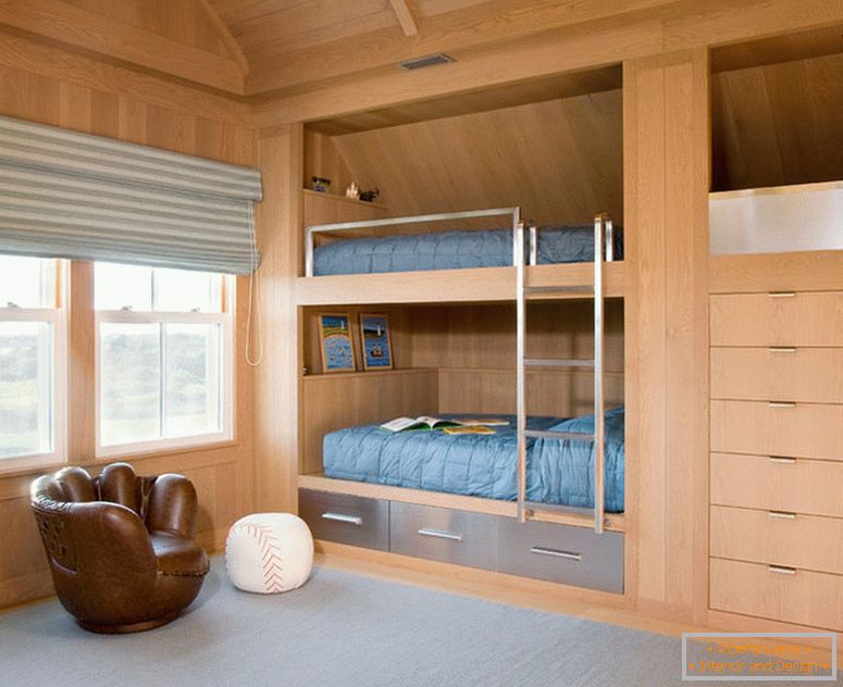Emeletes ágy a hálószobában fa furnérral