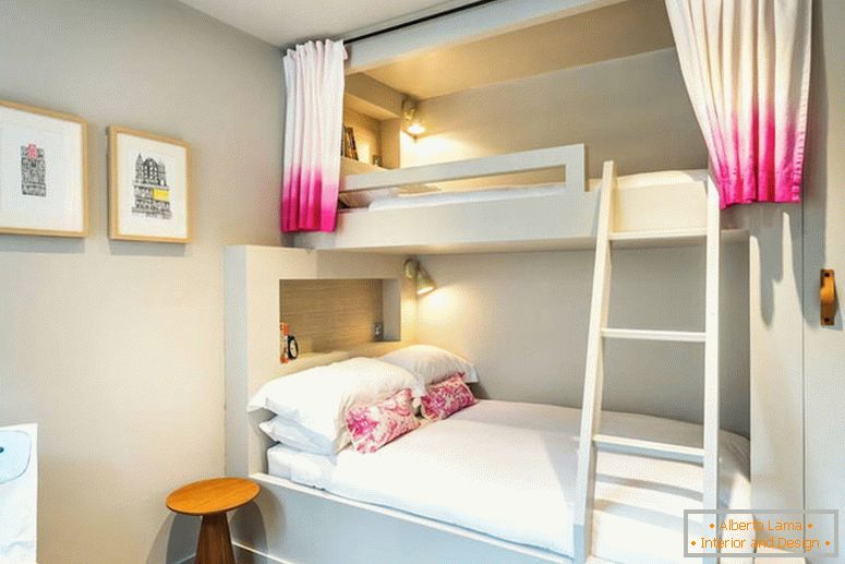 Emeletes ágy fehér és rózsaszín hálószobában