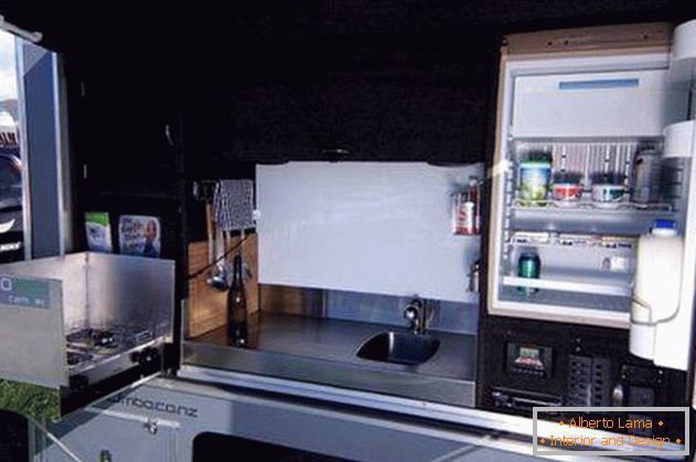 Mini-ház kerekeken: konyha hűtőszekrénnyel