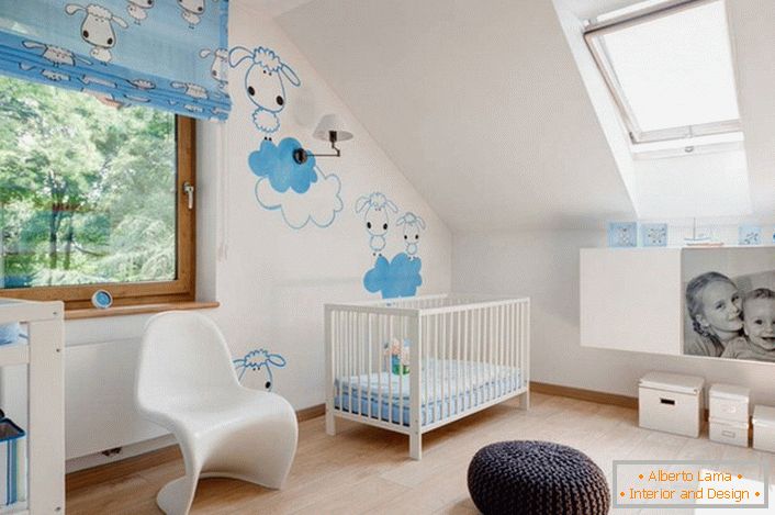 A skandináv stílusú gyermekszobának a belső terének kialakítása érdekes a falak kreatív kialakításával. Rajz-matricák - megfelelő lehetőség a gyermekek dekorációjára.