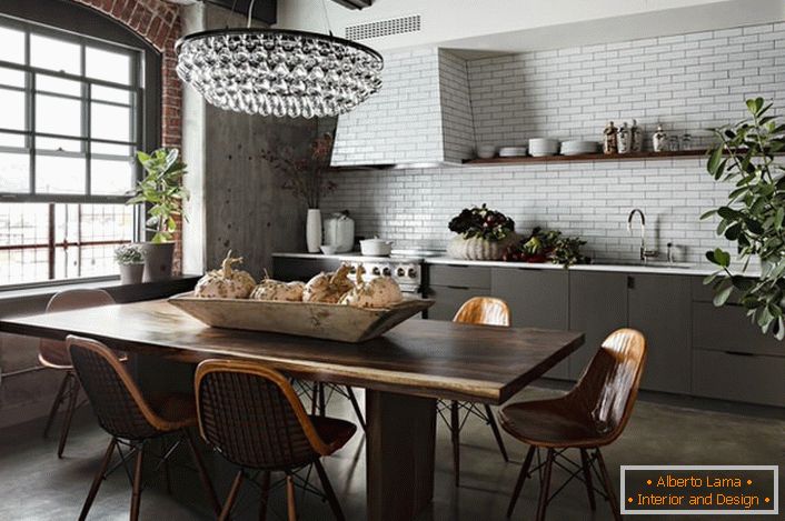 A padlás stílusa, amelyet korábban iparinak hívtak, nagyszerűen néz ki egy tágas, világos konyhában. 
