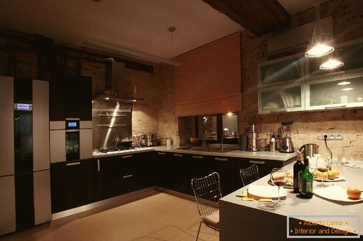 A durva faldíszítés a tetőtéri stílust mutatja a belsőépítészetben. A konyhai szett lakonikus, egyszerű, szerény, de funkcionális.