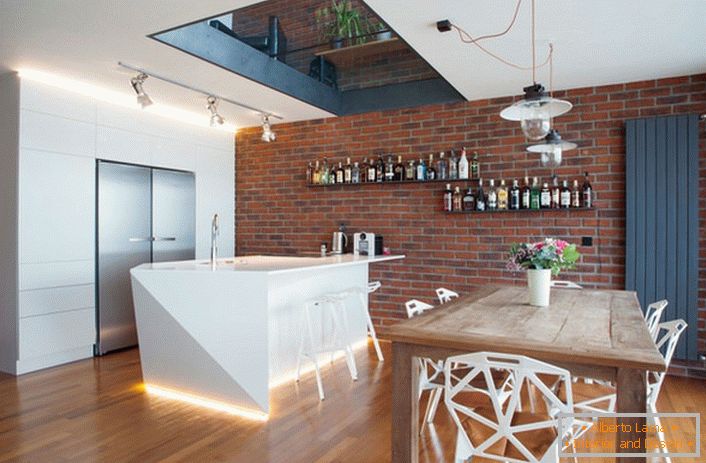 A konyha modern tetőtéri stílusban van berendezve. Érdekes bútorok teszik a belső világos, excentrikus és emlékezetes.