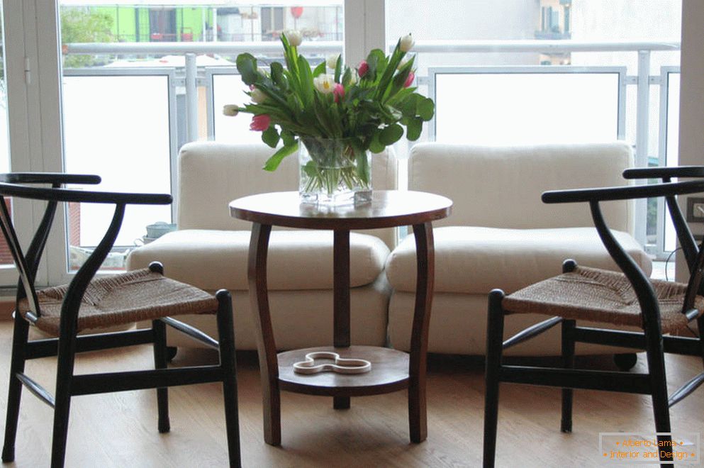Szokatlan székformák és asztal virágokkal