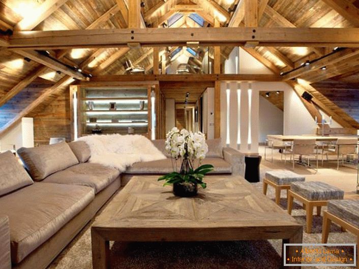 A tetőtéri padló egy hatalmas vendégház, mely egy faház stílusában díszített.