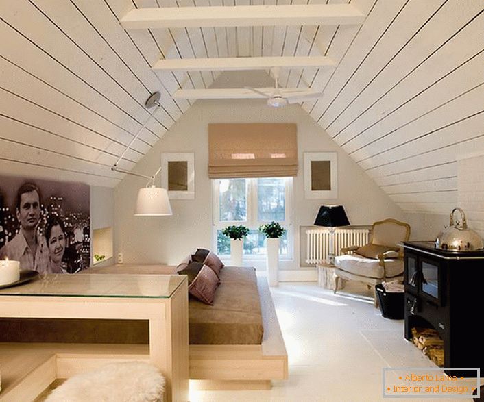 A padlás minimalista stílusban díszített, faházakkal. A falusi stílus szelleme a hálószobát különlegesvé és emlékezetessé teszi.
