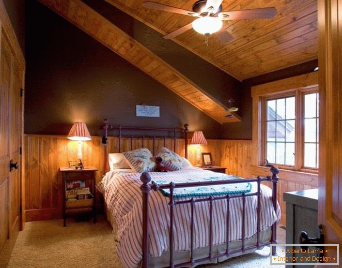 A vendégház a tetőtérben a faház stílusában tágas és nem felesleges dekoratív elemekkel.