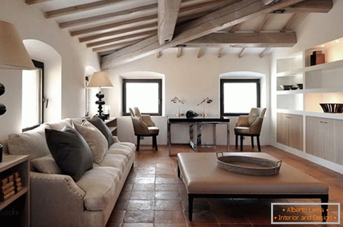 Mansard stílusos viccek - доказательство того, что деревенский стиль может быть элегантным и роскошным. Правильно подобранные элементы декора делают атмосферу комнаты уютной и комфортной. 
