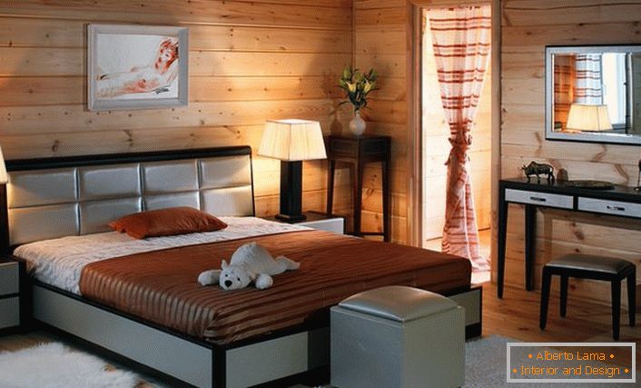 A fából készült szoba falai harmonikusan kombinálódnak a cenogee színes hálószobai bútorokkal.