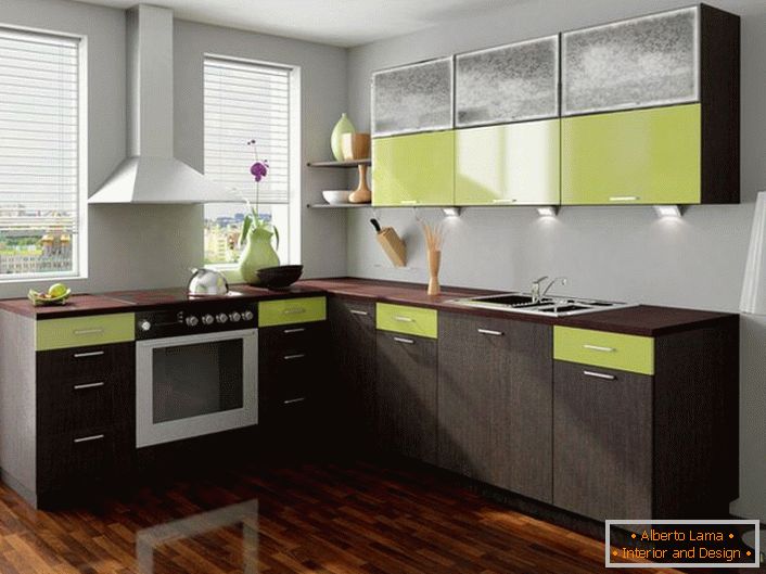 A wenge színe sikeresen kombinálódott halványzöld színnel. Ez a színegyeztetés sikeresen alkalmas a konyha díszítésére.