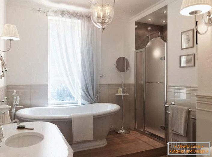 A nagy kerámia fehér fürdőszoba a szoba belsejének fénypontjává válik. Az ablakot áttetsző, természetes anyagból készült lefedő függöny borítja, amely teljesen megfelel a szecesszió stílusának.