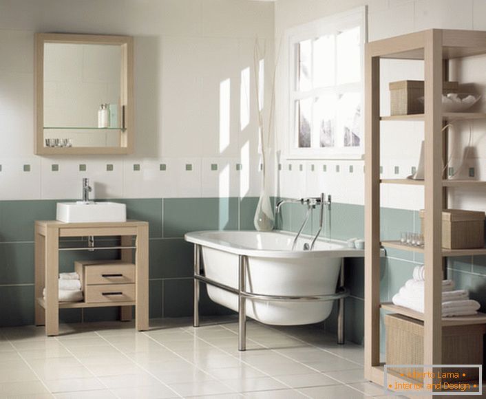 Fából készült bútorok - kiváló megoldás a szecessziós stílusú fürdőszoba számára. A világos színek segítenek kikapcsolódni és pihenni a házigazdáknak és vendégeiknek.