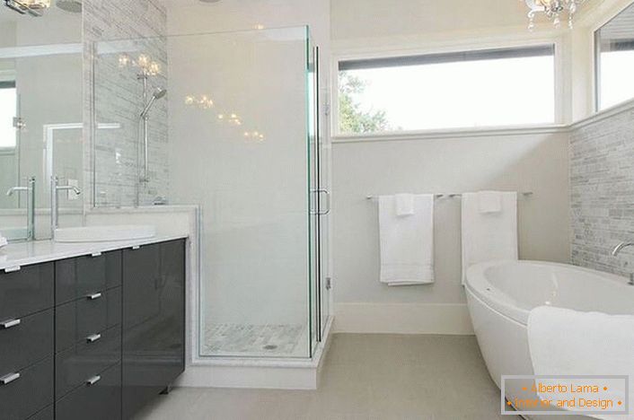 A tágas modern világos fürdőszoba a megfelelő világítással díszíti Franciaország híres tervezője. 