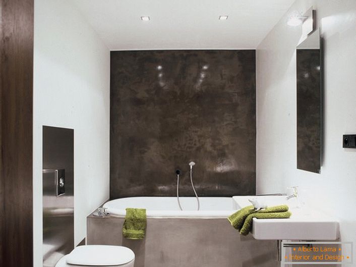 Világos és sötét árnyalatú barna - hagyományos megoldás a fürdőszobának modern stílusban történő díszítésére. A kis fürdőszobát nem túlterhelik a felesleges részletek.