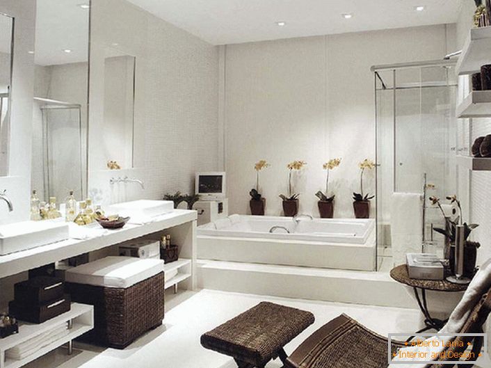 Luxus fürdőszoba a szecessziós stílusban. Annak ellenére, hogy elegendő kvadratúra van, a fürdőszobai bútorok tágasak és funkcionálisak. 