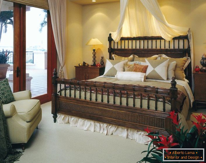 Luxus ágy a hálószobában az eklektika stílusában. Baldachin az ágy felett, a verandára vezető ajtók könnyűfüggönyei kellemes és romantikusak. 