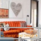 Narancsszínű kanapé egy világos belső térben