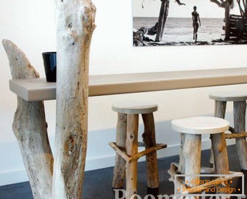 Székek és asztal lábakkal fa fadarabokból
