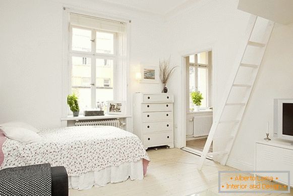 Egy kényelmes hálószobás lakás belseje Svédországban