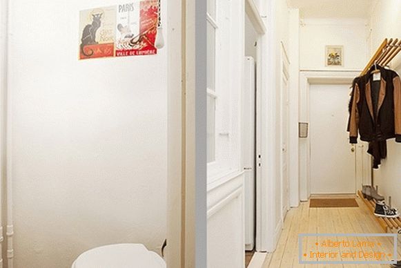A folyosó és a WC-apartmanok belseje Svédországban